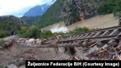 Uništena željeznička pruga kraj rijeke Neretve u Donjoj Jablanici, BiH
