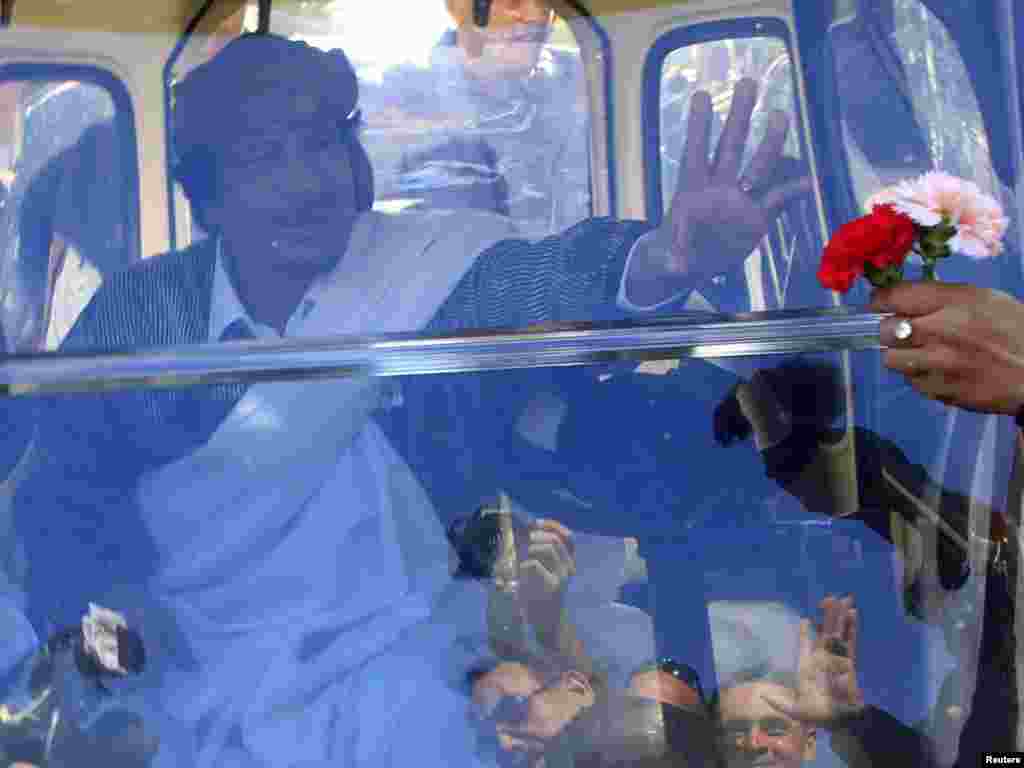 Libijski lider Muamer Gadafi u svom osobnom vozilu u Tripoliju, 02.03.2011. Foto: Reuters / Ahmed Jadallah