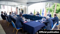 Liderët e partive politike gjatë takimit me presidentin maqedonas, Stevo Pendarovski. 