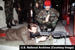 Un general-maior rus trage cu o mitralieră ușoară M-249 de fabricație americană la poligonul unei baze a Forțelor Aeriene ale SUA.