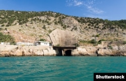 Еден од двата влеза во подморничката база во Балаклава.