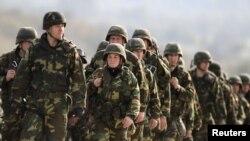 Припадници на македонската Армија
