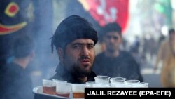 هرات کې یو افغان په محرم کې د چای ورکولو په خدمت بوخت دی. ۲۰۱۹ز کال، ۱۰م سېپټېمبر