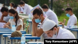 В прошлом году из-за эпидемии коронавируса вступительные тестовые испытания в высшие учебные заведения Узбекистана также прошли на открытом воздухе.
