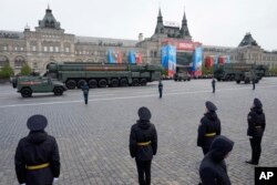 Rachete balistice rusești RS-24 Yars defilează prin Piața Roșie din Moscova în timpul paradei militare de Ziua Victoriei, 9 mai 2024.