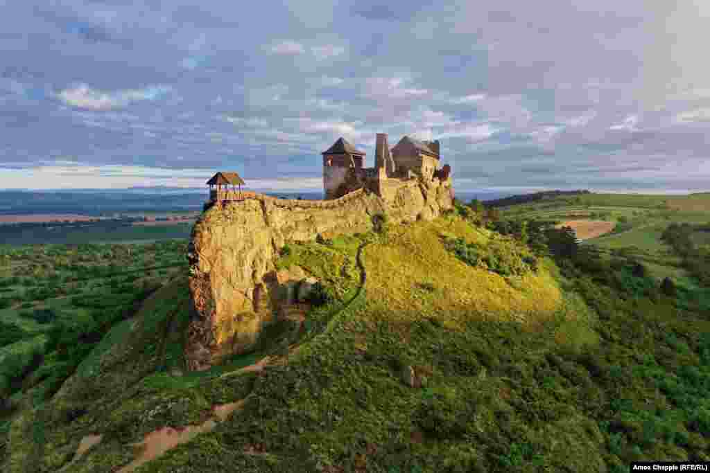 Castelul Boldogkő a fost ridicat pe un vârf de stâncă în nord-estul Ungariei, în timpul invaziei tătarilor.