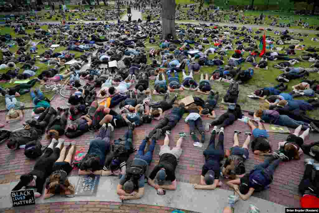 Manifestanți întinși la sol într-un parc din Boston, imitând moartea afroamericanului George Floyd în timpul reținerii sale de către poliție la Minneapolis, 3 iunie
