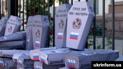 Орусиянын Украинадагы элчилигинин алдында Москванын агрессиясына каршы акцияда тизилген табыттын макеттери. 2-июнь, 2018-жыл. Киев. Архив сүрөт.