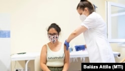 Bőrgyógyászrezidens olt be egy nőt a Pfizer termékével Nyíregyházán 2021. július 1-jén