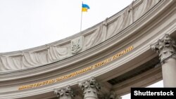 Спроби українських дипломатів встановити прямий контакт з 11 громадянами України, яких з РФ вивезли до Угорщини, поки що не мали успіху.