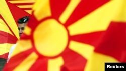 Архивска фотографија- момче носи македонско знаме на антивладин протест во Скопје.