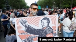 Planurile de înființare a universității chineze a dus la proteste de stradă în luna iunie.