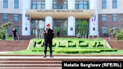 Poliţist în faţa clădirii Parlamentului