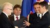 Predsjednik Hrvatske Ivo Josipović uručuje premijerski mandat Zoranu Milanoviću, prosinac 2011.