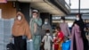 Familjet e evakuuara nga Kabuli, Afganistan, ecin nëpër terminal për të hipur në një autobus pasi kanë mbërritur në Aeroportin Ndërkombëtar Washington Dulles, në Chantilly, Virxhinia, më 1 shtator 2021.