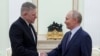Premierul slovac Robert Fico (stânga) a spus că vizita sa este o replică la refuzul Ucrainei de a permite continuarea tranzitului gazelor rusești de la 1 ianuarie 2025.