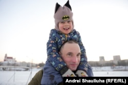 Andrei Kuzneciuk, alături de unul dintre cei doi copii ai săi.