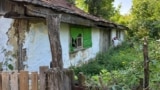 Una dintre multele case părăsite în satul Valea Unghiului din comuna prahoveană Jugureni.