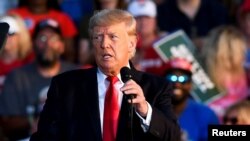 Поранешниот американски претседател Доналд Трамп го одржува својот прв митинг после претседателските избори на саемот на округот Лорејн во Велингтон, Охајо, САД, 26 јуни 2021 година.
