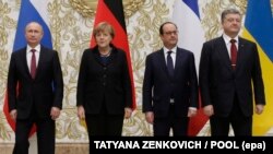 Președintele rus Vladimir Putin, cancelara germană Angela Merkel, președintele Franței Francois Hollande și președintele ucrainean Petro Poroșenko negociind, în formatul Normandia, încetarea luptelor din estul Ucrainei, Minsk, Belarus, 11 februarie 2015. 