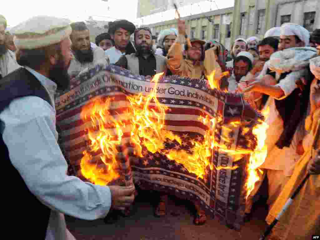 Pakistan - Podrška Talibanima - Snimak sa skupa podrške Talibanima, a protiv vojne akcije u Swat i Buner regionima u Pakistanu.