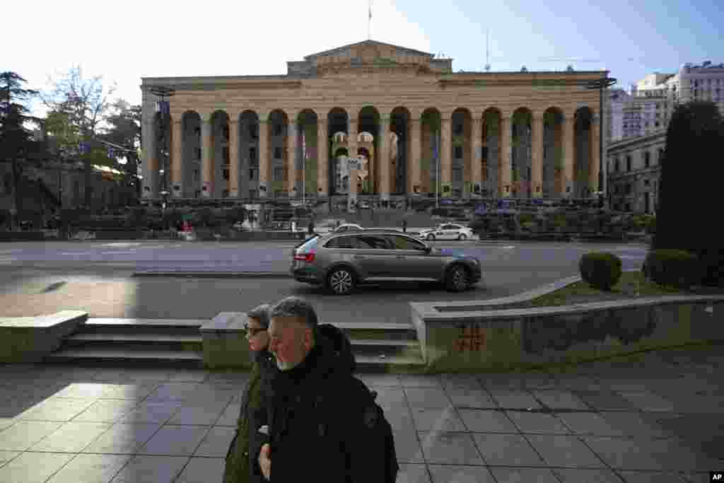 Луѓето шетаат по авенијата Руставели на 3 декември 2024 година. Среде сегашните немири, историчарот Чубиниџе вели дека се прават секојдневни напори за чистење на авенијата Руставели. &bdquo;Владата се обидува да ги скрие знаците на протестите, така што во текот на денот се работи нормално, дури и графитите се чистат.&ldquo; Но, тој за РСЕ изјави, &bdquo;од 19 часот. улицата почнува да се менува, станува бојно поле&ldquo;. &nbsp;