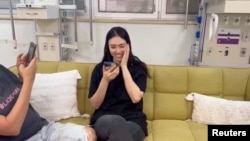 8 iunie 2024. Noa Argamani, prizonieră salvată, vorbește la telefon cu președintele israelian Isaac Herzog