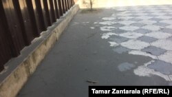 ქვიშა და მტვერი ანაკლიის ერთ-ერთ ეზოში