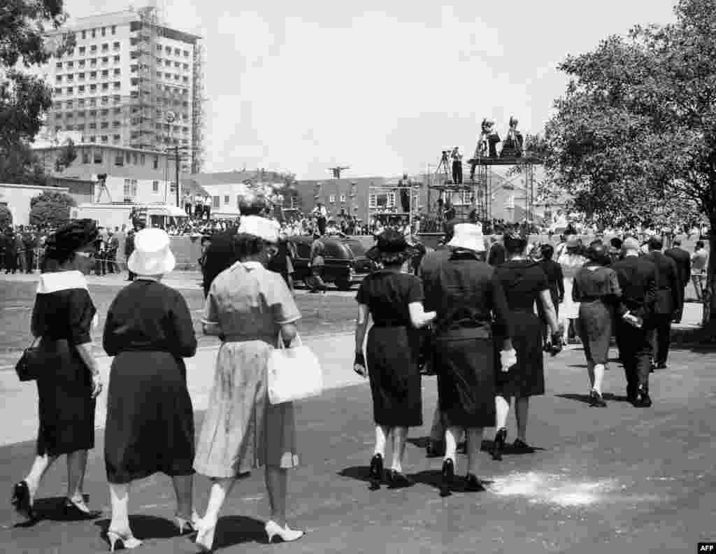 Turma të mëdha njerëzish u mblodhën në Holivud për funeralin e Merilin Monrosë, pas vdekjes së saj në rrethana misterioze në gusht të vitit 1962.