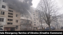 Pompierii sting un incendiu izbucnit la o clădire lovită într-un atac rusesc cu rachete asupra Sumî, 24 martie 2025.