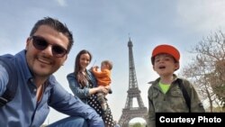 Razvan Pascu alături de soție și cei doi copii ai lor