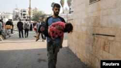 Palestinac nosi tijelo djevojčice, ubijene u izraelskom napadu na kuću u Džabaliji, na sjeveru Pojasa Gaze, 10. novembra 2024.