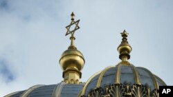 Ylli i Davidit në majë të 'Sinagogës së Re' në Berlinin qendror, Gjermani, qershor 2023. 