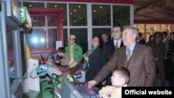 Казакстандын президенти Нурсултан Назарбаев биринчи айым Сара жана небереси Айсултан менен. 