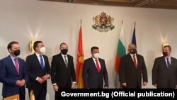 Македонската делегација предводена од премиерот Зоран Заев со бугарскиот премиер Бојко Борисов и вицепремиерот Красимир Каракачанов во Софија