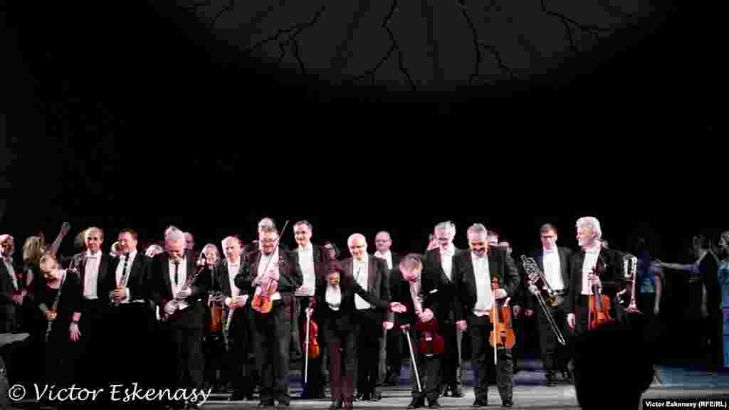 Orchestra Filarmonicii Gera-Altenbug și doi... violoniști români. Vezi și interviul cu Vasile Hanciu: /a/29154781.html
