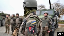 Украинските војници на 155-та посебна механизирана бригада стојат крај воени возила за време на вежба во Франција.