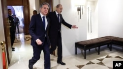 Secretarul de stat american Antony Blinken (stânga) alături de ministrul iordanian de Externe, Ayman Safadi, Amman, Iordania, 7 ianuarie 2024.