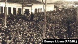 Moldovenii întîmpină anunțul căderii țarismului la Chișinău (blog Octavian Țîcu)