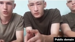 Солдаты срочной службы Юрий Вицинец, Данияр Керейбаев и Денис Можайцев записали видеообращение том, что их обманом заставили подписать бессрочные контракты