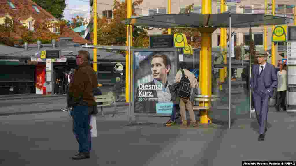 În centrele orașelor, în cazul dat orașul Graz, publicitate electorală este foarte puțină. Panourile pot fi văzute doar la unele intersecții sau lângă șantiere. 