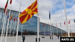 Македонското знаме пред седиштето на НАТО во Брисел