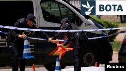 Oficerët e policisë spanjolle punojnë pranë trupit të Andriy Portnov, një avokat ukrainas i cili u qëllua dhe u vra nga persona të armatosur në Madrid më 21 maj.