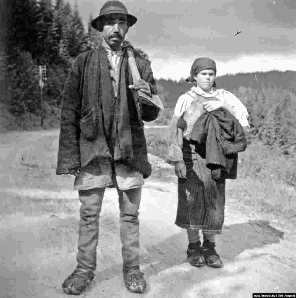Un pădurar cu o statură impresionantă se oprește să facă o fotografie alături de tovarășul său, pe un drum lângă Lacu Roșu, în 1940. Colecția de fotografii acoperă un secol de istorie a României, din 1900 până în 2000. Cei care au alcătuit-o se bazează pe fotografii donate pentru a crește colecția.