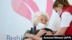 Një zonjë duke u vaksinuar me vaksinën AstraZeneca në një qendër në Prishtinë. 