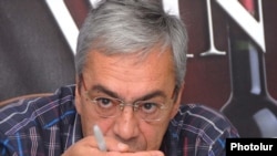 Բագրատ Ասատրյանը լրագրողների հետ հանդիպմանը;