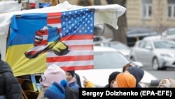 Steag-suvenir ucraineano-american la Kiev, în ziua când s-a anunțat victoria lui Trump la alegeri, 6 noiembrie 2024..