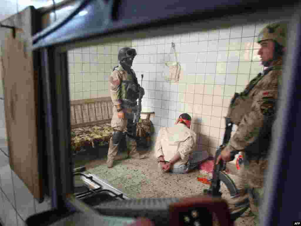 Irak - Policija uhapsila policajca - Irački policajac Ahmed Abed Oweiyed je uhapšen pod optužbom da suradjuje sa terorističkom organizacijom Al-Qaeda .