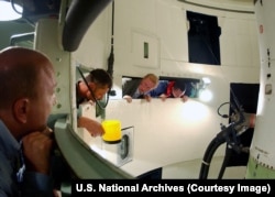 Echipe de inspecție ruse și americane examinează un siloz de antrenament Minuteman II al Forțelor Aeriene ale SUA în cadrul Tratatului de reducere a armelor strategice (START) în Dakota de Sud.