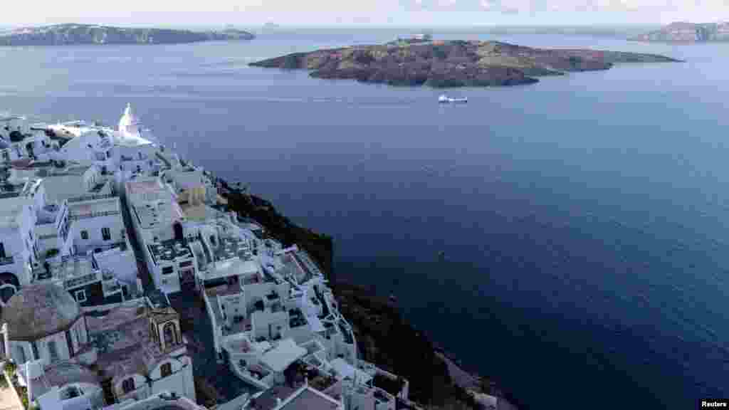 Një pjesë e ishullit të Santorinit, më 4 shkurt. Greqia është një nga vendet më të prekura nga tërmetet në Evropë pasi ndodhet në kufirin e pllakave tektonike afrikane dhe euroaziatike, ndërveprimi i vazhdueshëm i të cilave shkakton tërmete të shpeshta.